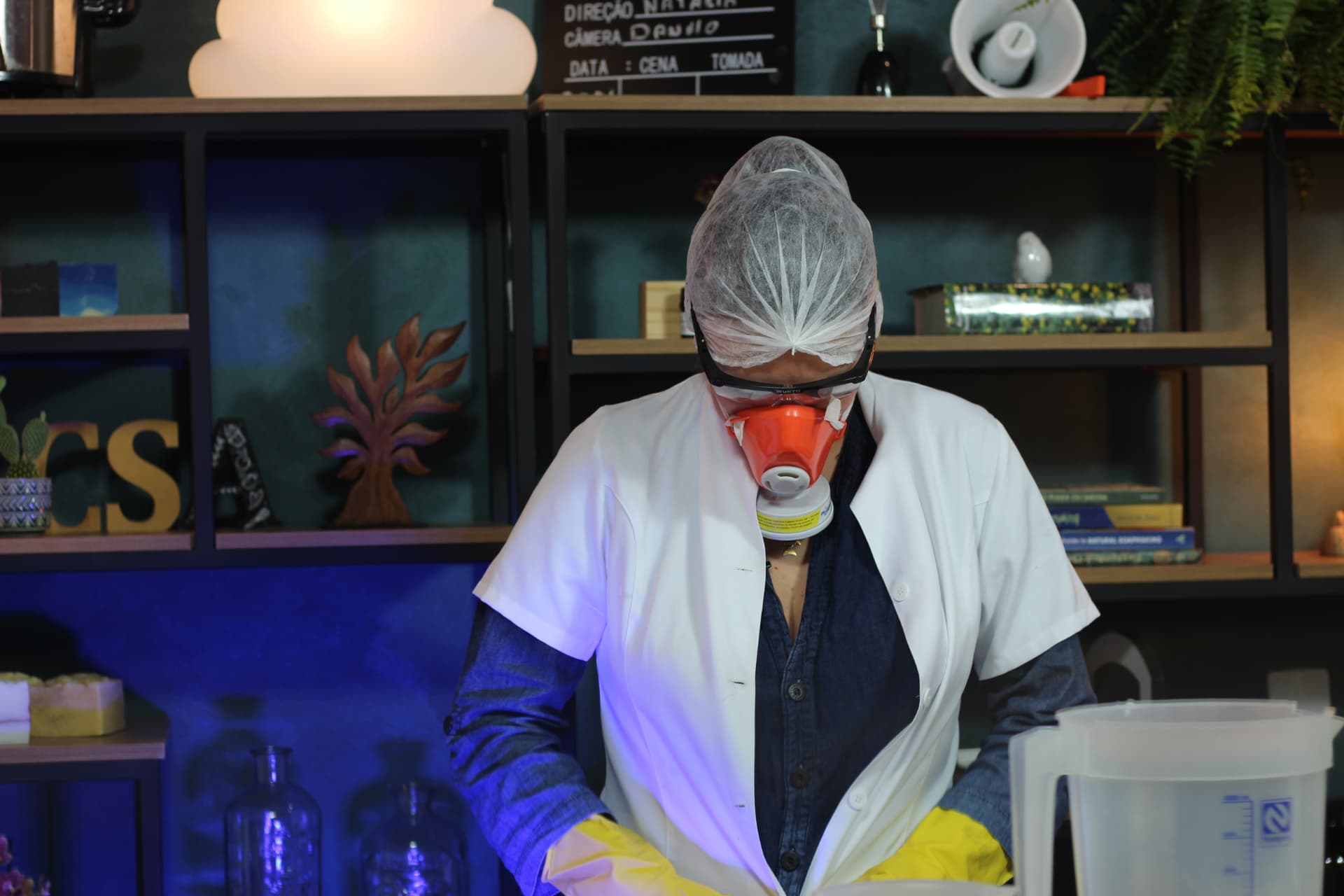 Utensílios simples de saboaria: balança, recipientes, espátula, mixer, forma e proteção